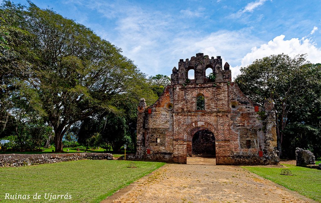 Ruinas coloniales de Ujarrás Cartago: arquitectura histórica en jardines tropicales